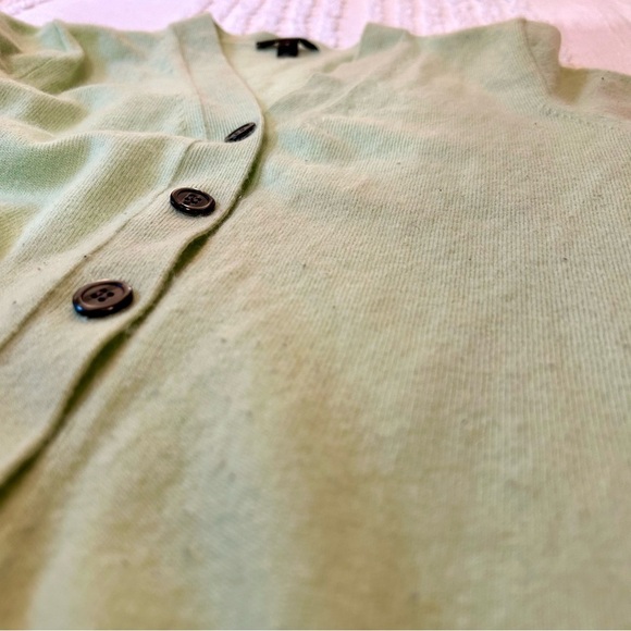 J. Crew Women’s Wool Cashmere Nylon Blend Light Green Cardigan Sz S *small stain - Picture 13 of 13
